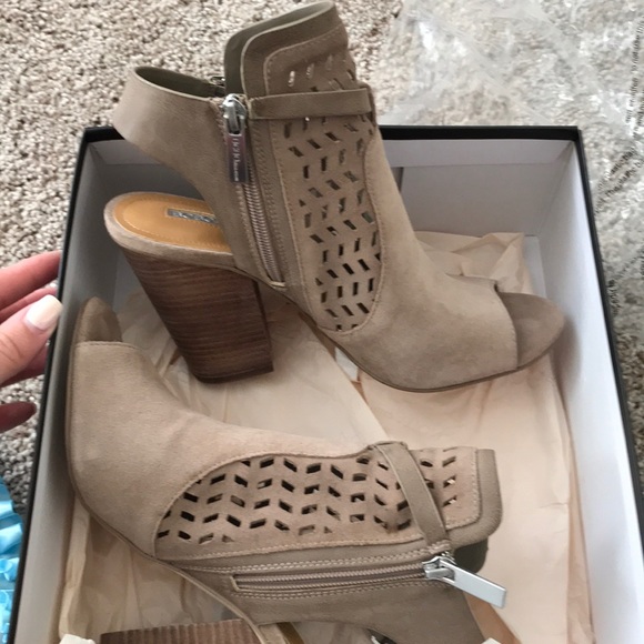 BCBG open toe booties - Picture 2 of 3